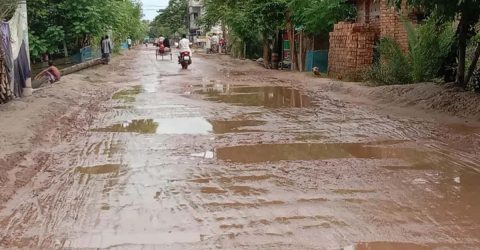 কয়রায় সাড়ে ৪ বছরেও শেষ হয়নি সড়কের কাজ