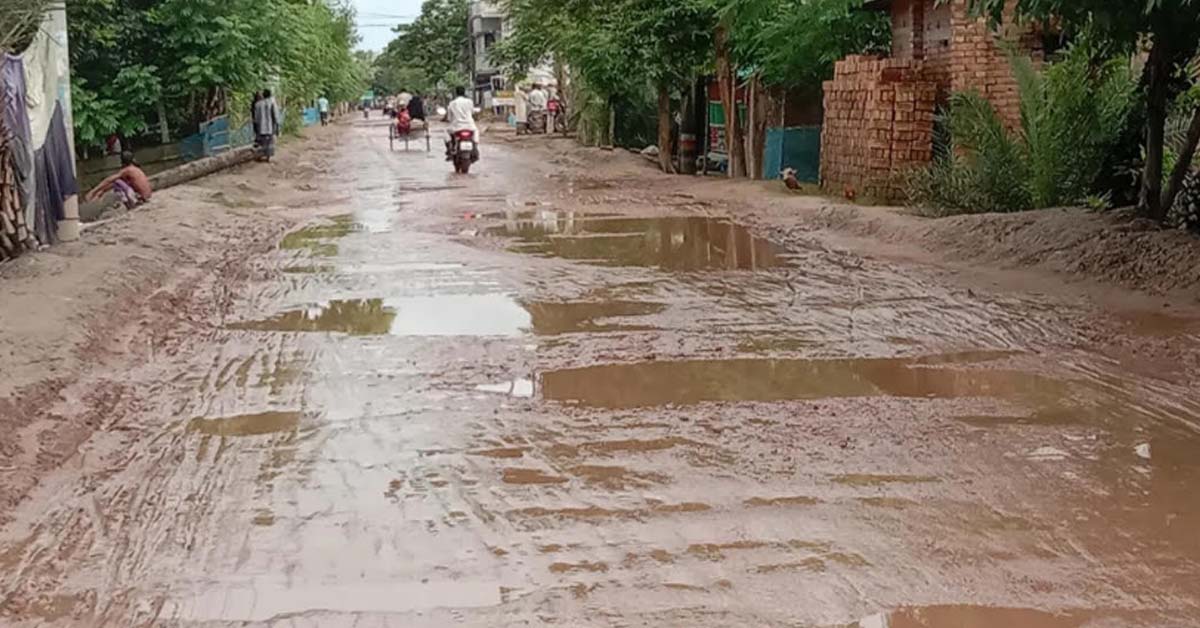 কয়রায় সাড়ে ৪ বছরেও শেষ হয়নি সড়কের কাজ
