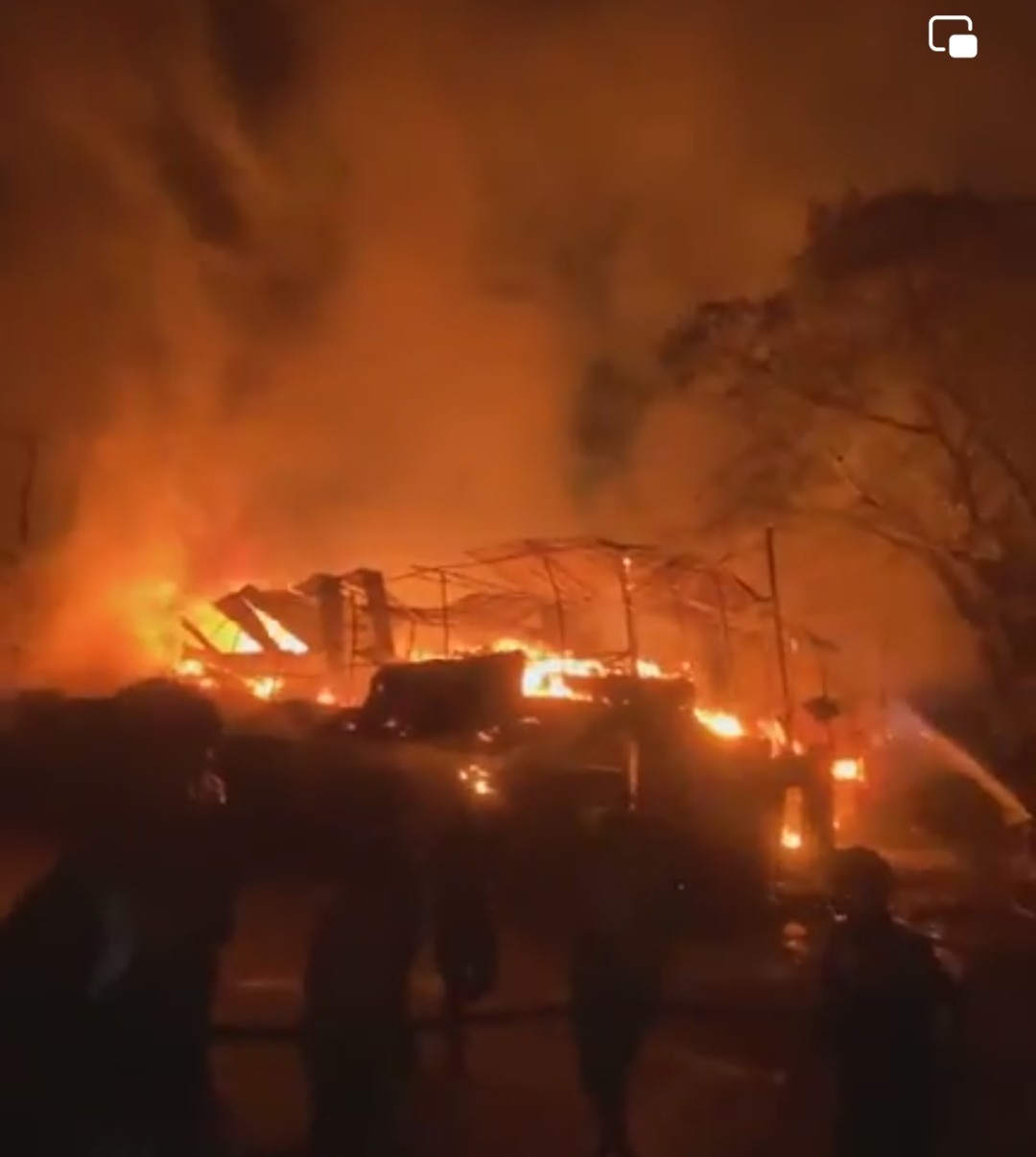 নোয়াখালীতে আগুনে পুড়ল  ১টি কারখানাসহ ১২টি দোকান