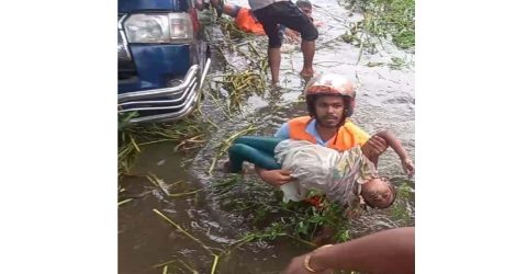 নোয়াখালীতে মাইক্রোবাস খালে পড়ে একই পরিবারের ৭জনের মৃত্যু