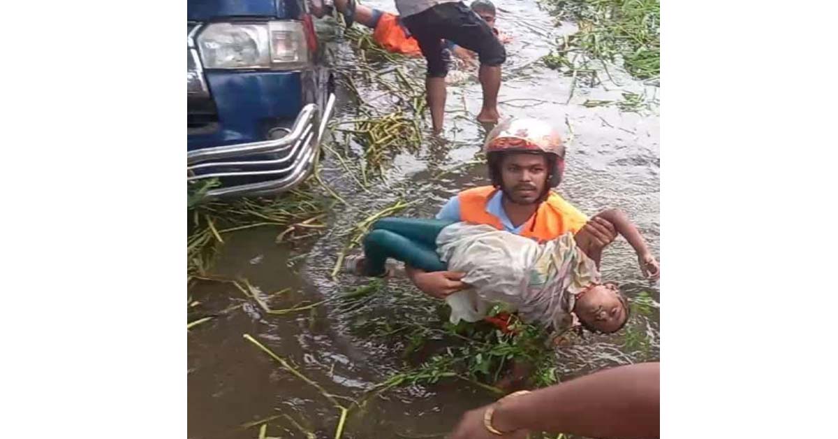 নোয়াখালীতে মাইক্রোবাস খালে পড়ে একই পরিবারের ৭জনের মৃত্যু