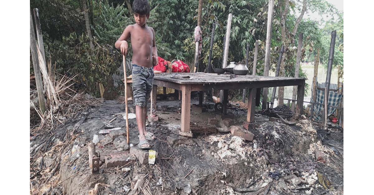 ভাঙ্গায় আগুনে পুড়ে গেছে শেষ সম্বল বাড়ি