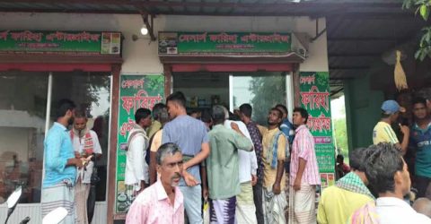 সার সংকটে দিশেহারা গোমস্তাপুরের আমন ধান চাষিরা:জমি বর্গা নিয়ে চাষ করে পড়েছেন গভীর দুশ্চিন্তায়