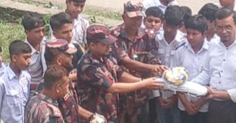 ভাঙ্গায় বিজিবির পক্ষ থেকে শিক্ষার্থীদের মাঝে খেলাধুলার সরঞ্জাম বিতরণ