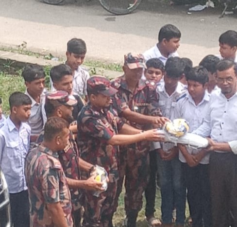 ভাঙ্গায় বিজিবির পক্ষ থেকে শিক্ষার্থীদের মাঝে খেলাধুলার সরঞ্জাম বিতরণ