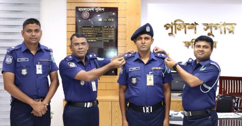 ফরিদপুরে পদোন্নতিপ্রাপ্ত এসআইকে র‍্যাংক ব্যাজ পরিয়ে দিলেন পুলিশ সুপার