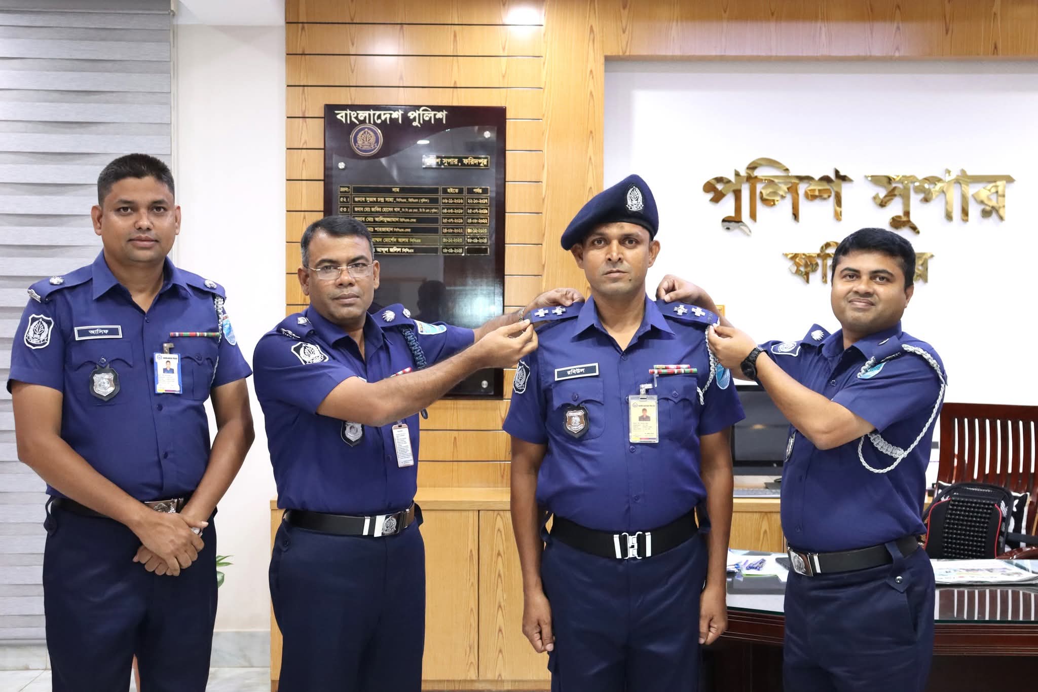 ফরিদপুরে পদোন্নতিপ্রাপ্ত এসআইকে র‍্যাংক ব্যাজ পরিয়ে দিলেন পুলিশ সুপার