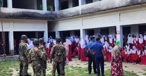 ঝিনাইদহে, শৈলকুপায় প্রধান শিক্ষকের বিরুদ্ধে ছাত্রী হেনস্তার অভিযোগে ছাত্র-ছাত্রীদের বিক্ষোভ