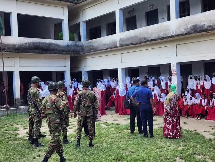 ঝিনাইদহে, শৈলকুপায় প্রধান শিক্ষকের বিরুদ্ধে ছাত্রী হেনস্তার অভিযোগে ছাত্র-ছাত্রীদের বিক্ষোভ