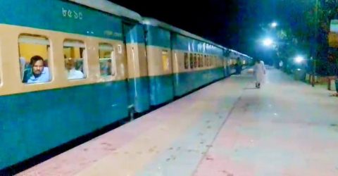 স্টেশনে আটকে পড়া যাত্রীদের খাবার পানি সরবারহ করে প্রশংসায় ভাসছেন সাগীর খান