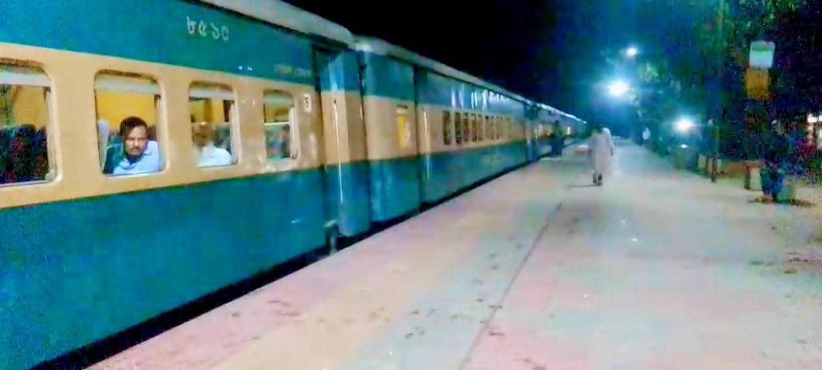 স্টেশনে আটকে পড়া যাত্রীদের খাবার পানি সরবারহ করে প্রশংসায় ভাসছেন সাগীর খান