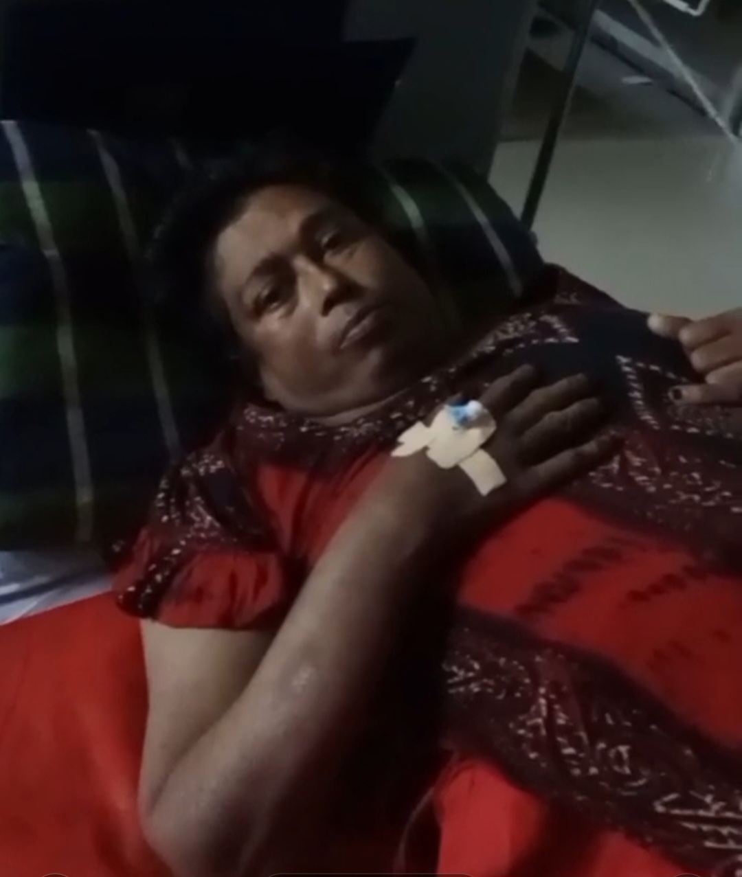 কালীগঞ্জে তৃতীয় লিঙ্গের পিংকি হসপিটালের বেডে শুয়ে মৃত্যুর সাথে পাঞ্জা লড়ছে