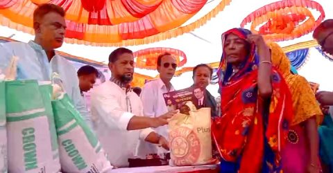 রামপালে জনাব তারেক রহমানের পক্ষ থেকে নগদ অর্থ,শাড়ি, লুঙ্গি ও চাউল বিতরণ করেন