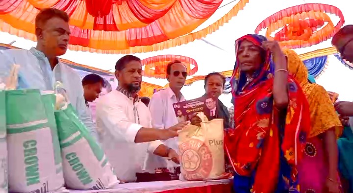রামপালে জনাব তারেক রহমানের পক্ষ থেকে নগদ অর্থ,শাড়ি, লুঙ্গি ও চাউল বিতরণ করেন