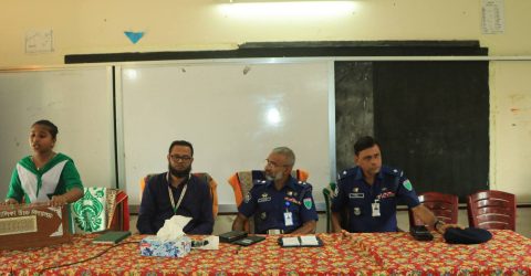 বালিকাদের সাথে পুলিশ সুপারের  মতবিনিময়
