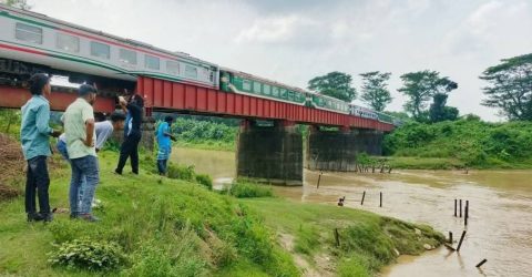 হবিগঞ্জে পারাবত এক্সপ্রেসের ইঞ্জিন বিকল, ট্রেন চলাচল বন্ধ