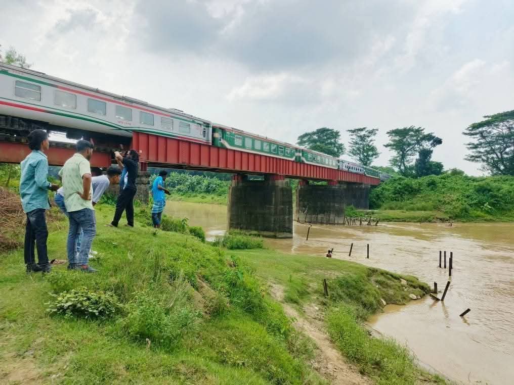 হবিগঞ্জে পারাবত এক্সপ্রেসের ইঞ্জিন বিকল, ট্রেন চলাচল বন্ধ