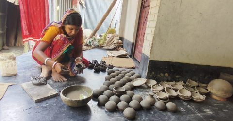 চাপ সামলাতে স্বামীর পাশে দাঁড়িয়ে প্রতিমা গড়ছেন কুড়িগ্রামের নারী শিল্পীরা