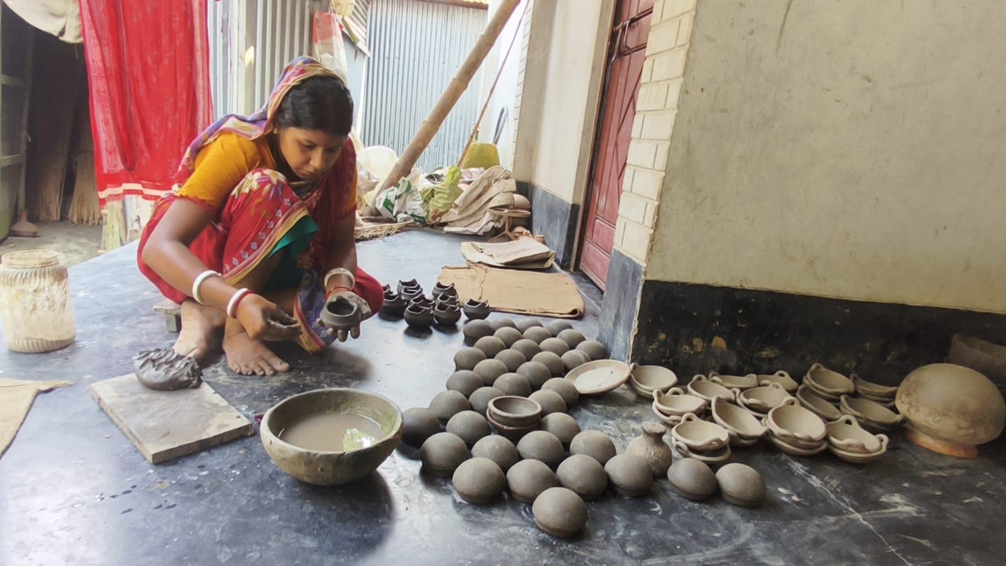 চাপ সামলাতে স্বামীর পাশে দাঁড়িয়ে প্রতিমা গড়ছেন কুড়িগ্রামের নারী শিল্পীরা