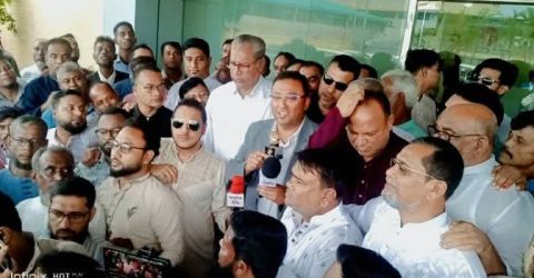 ওসমানী আন্তর্জাতিক বিমানবন্দরে হুমায়ুন কবিরকে  অভ্যর্থনা