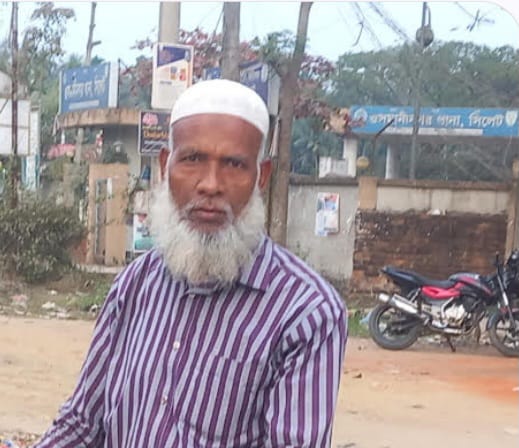৩৭ বছর ধরে সংবাদপত্র ফেরি করে বেড়ালেও বদলায়নি ভাগ্য