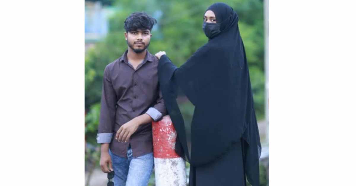 বিয়ের দাবিতে প্রেমিকের বাড়িতে তরুণীর অনশন