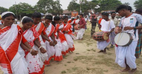 নওগাঁর ধামইরহাটে  নেচে গেয়ে ক্ষুদ্র নৃগোষ্ঠীর কারাম উৎসব উদযাপন