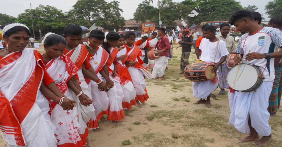 নওগাঁর ধামইরহাটে  নেচে গেয়ে ক্ষুদ্র নৃগোষ্ঠীর কারাম উৎসব উদযাপন