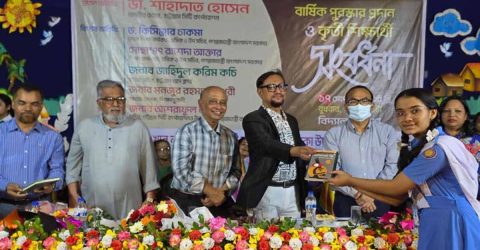 পাঠ্য বইয়ের শিক্ষা নয়, নৈতিক শিক্ষার দিকেও মনোযোগ দিতে হবে