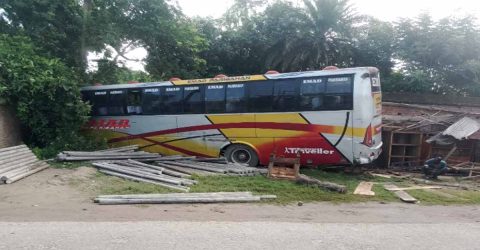 কালীগঞ্জে দ্রুতগতির কারণে দুর্ঘটনার কবলে ইমাদ পরিবহন