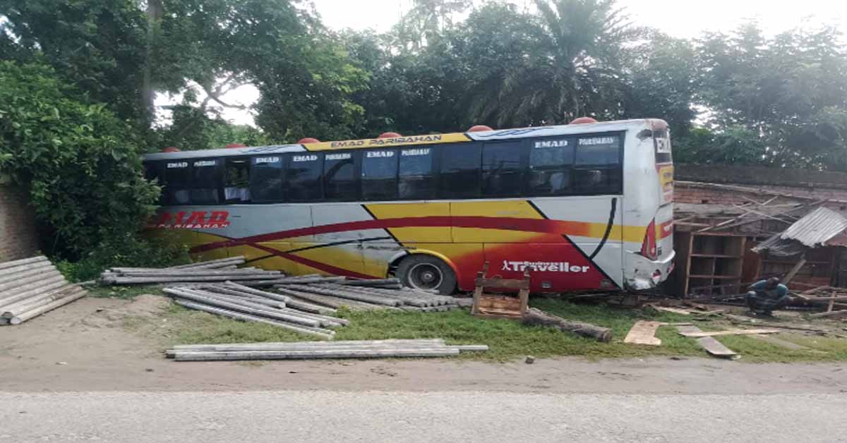 কালীগঞ্জে দ্রুতগতির কারণে দুর্ঘটনার কবলে ইমাদ পরিবহন