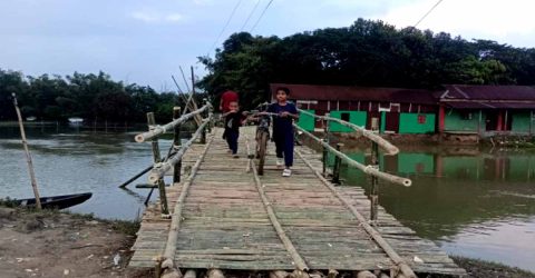 কলমাকান্দায় ব্যারিস্টার কায়সার কামালের উদ্যোগে বাঁশের সাঁকো নির্মাণ