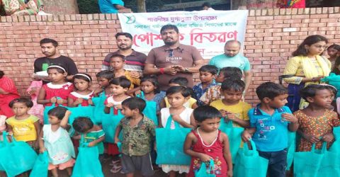 ঝিনাইদহে শারদীয়  দুর্গাপূজা উপলক্ষে সুবিধাবঞ্চিত শিশুদের মাঝে পোশাক বিতরণ