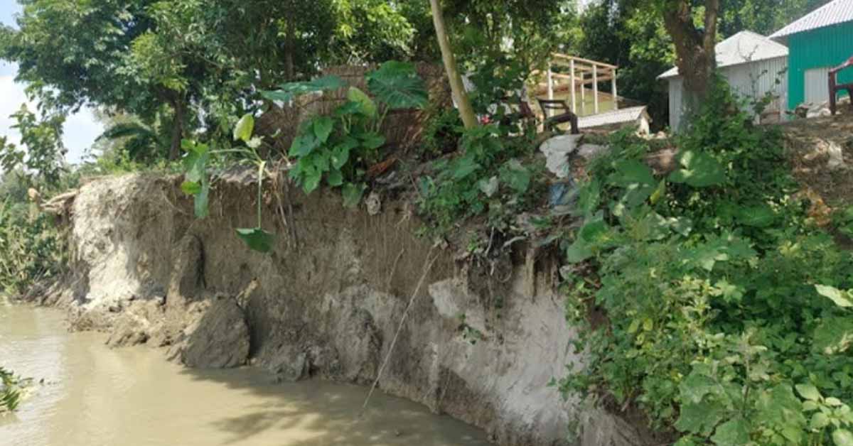 সিরাজগঞ্জের চৌহালীতে গভীর রাতে যমুনার ভাঙন