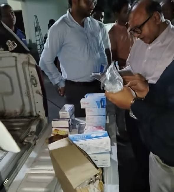 বালিয়াডাঙ্গী প্রাণিসম্পদ কর্মকর্তার গাড়িতে মেয়াদ উত্তীর্ণ ঔষধ হাতেনাতে ধরলেন মৎস্য উপদেষ্টা