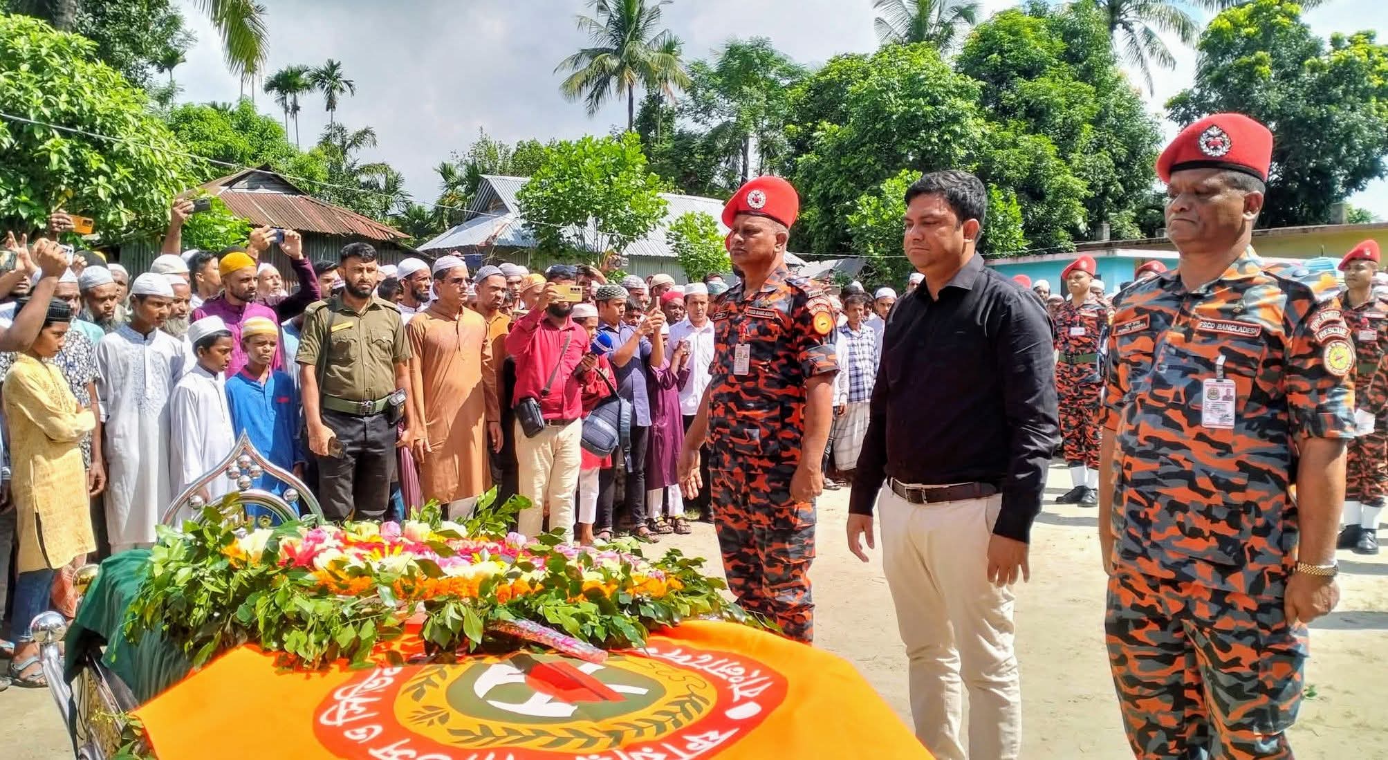 কেন্দুয়ায় রাষ্ট্রীয় মর্যাদায় শায়িত হলেন ফায়ার ফাইটার শামীম