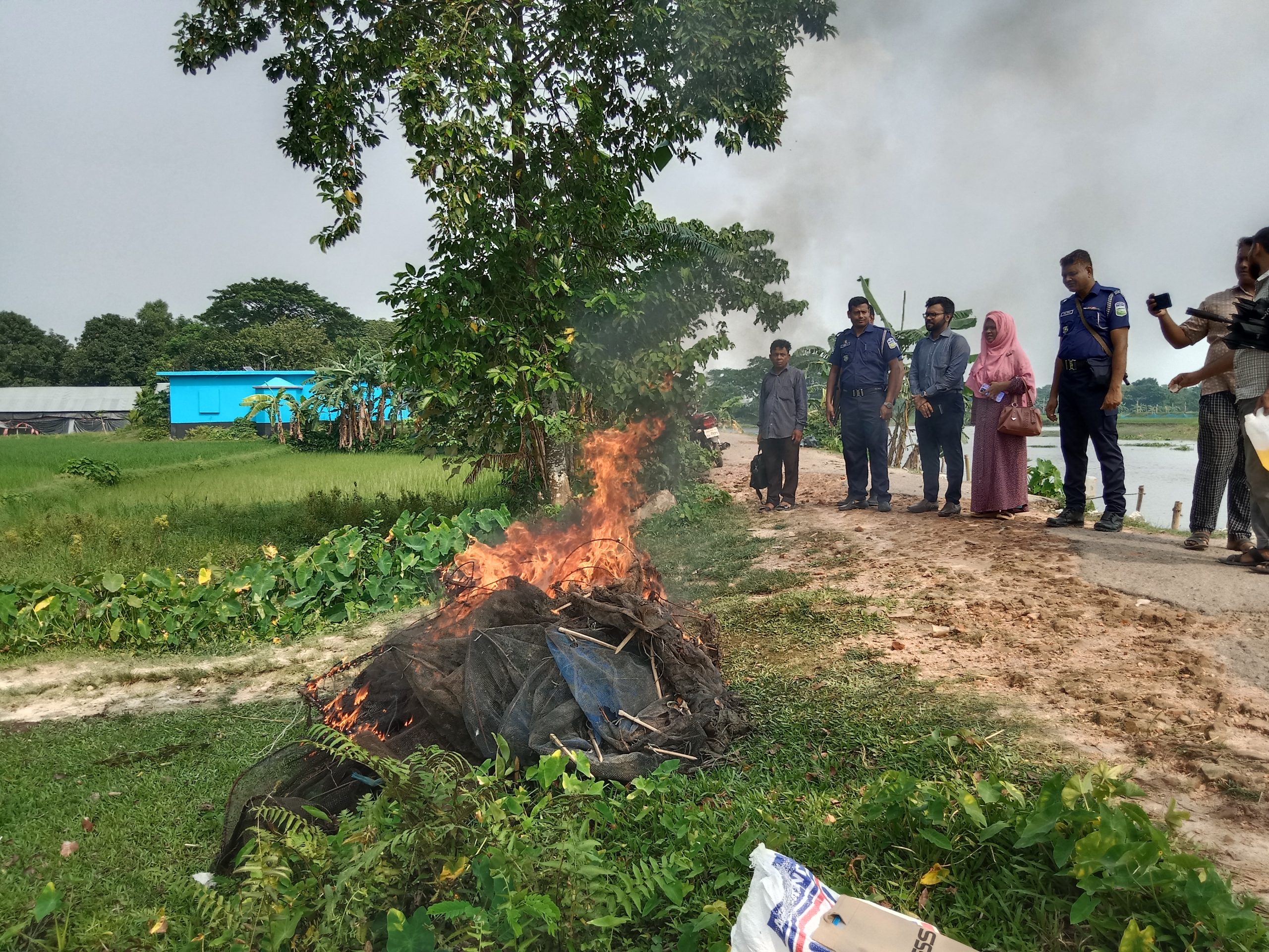 কেন্দুয়ায় মুক্ত জলাশয়ে অবৈধ বাঁধ উচ্ছেদ ও জব্দকৃত জাল পুড়ালো ভ্রাম্যমাণ আদালত