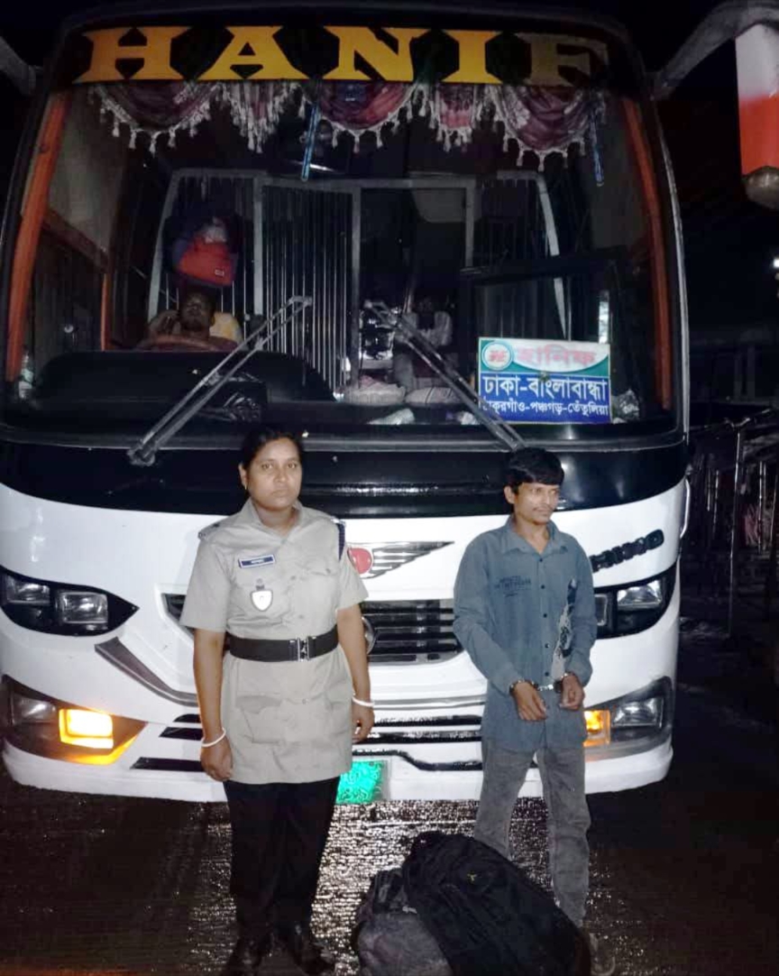 পলাশবাড়ীতে  গাঁজাসহ যুবক আটক