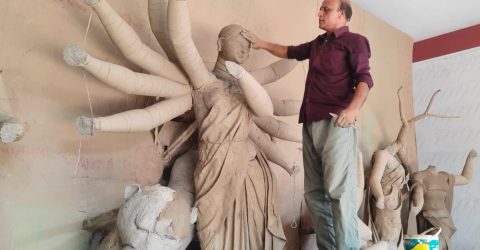 ঝিনাইদহে দুর্গা পূজা ঘিরে চলছে শেষ মুহূর্তের প্রতিমা তৈরির কাজ