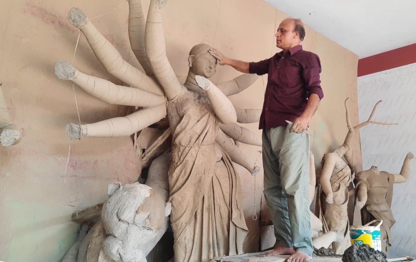 ঝিনাইদহে দুর্গা পূজা ঘিরে চলছে শেষ মুহূর্তের প্রতিমা তৈরির কাজ
