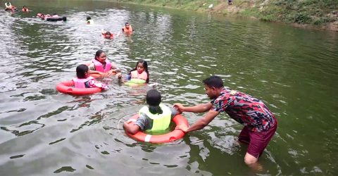 ঠাকুরগাঁওয়ে প্রথমবারের মতো মাসব্যাপী সাঁতার প্রশিক্ষণ শুরু