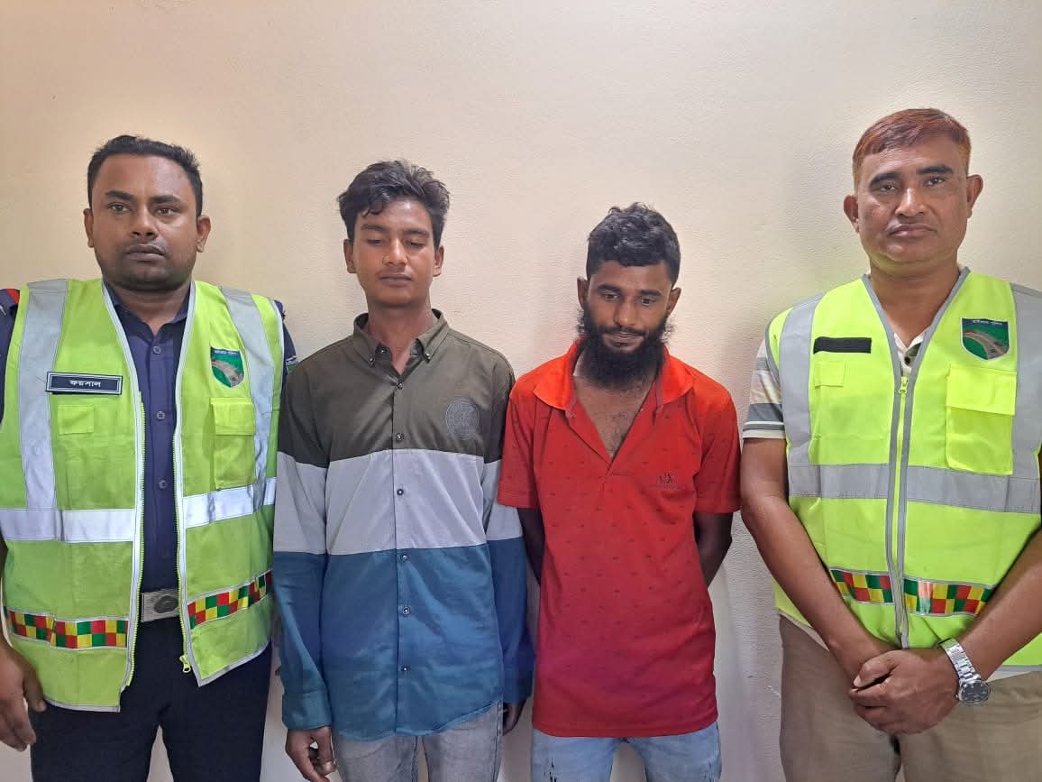 লালমনিরহাটে ফেনসিডিলসহ আটক ২