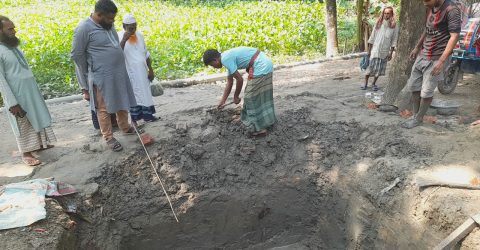 ভাঙ্গার সরকারি রাস্তার পাশে বাথরুম নির্মাণ নিয়ে বিরোধ প্রশাসনের হস্তক্ষেপে কাজ বন্ধ