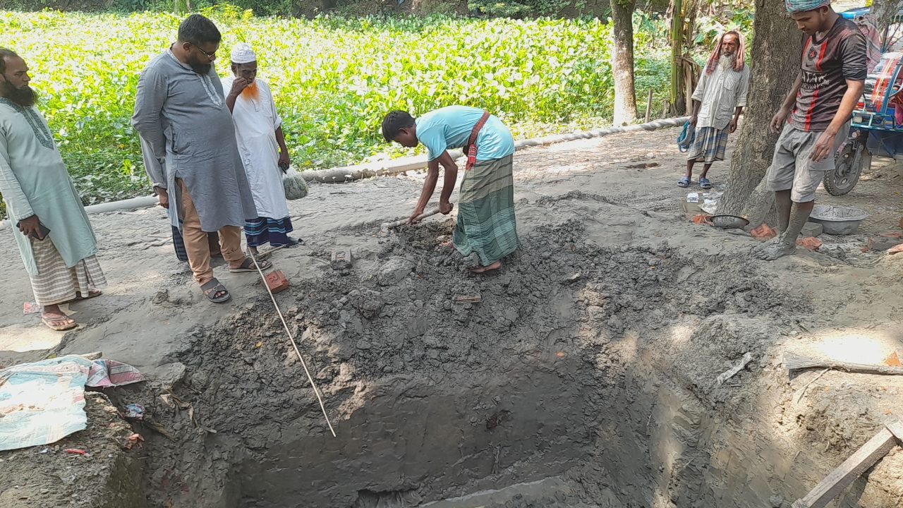 ভাঙ্গার সরকারি রাস্তার পাশে বাথরুম নির্মাণ নিয়ে বিরোধ প্রশাসনের হস্তক্ষেপে কাজ বন্ধ