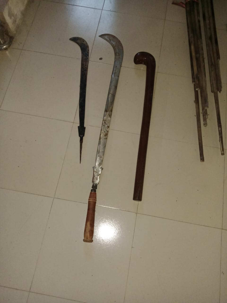 রাজৈরে দেশীয় অস্ত্রসহ মিনি ট্রাক জব্দ, চালক আটক