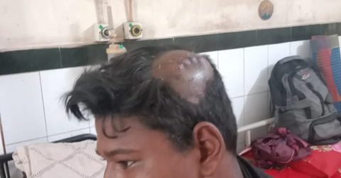 সাতক্ষীরার পাটকেলঘাটায় তুচ্ছ ঘটনাকে কেন্দ্র করে কিশোরকে মারপিট ।