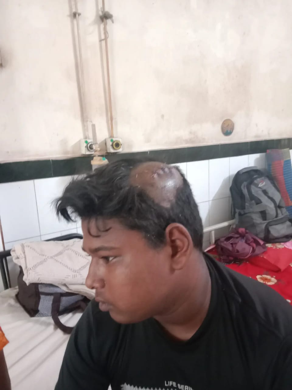 সাতক্ষীরার পাটকেলঘাটায় তুচ্ছ ঘটনাকে কেন্দ্র করে কিশোরকে মারপিট ।