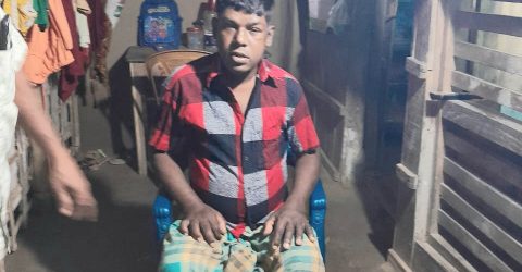 দারিদ্রতার কষাঘাতে পৃষ্ঠহয়ে মৃত্যু যেন উকি  মারছে  বারে বারে কালীগঞ্জের গোপাল দাসের জীবনে