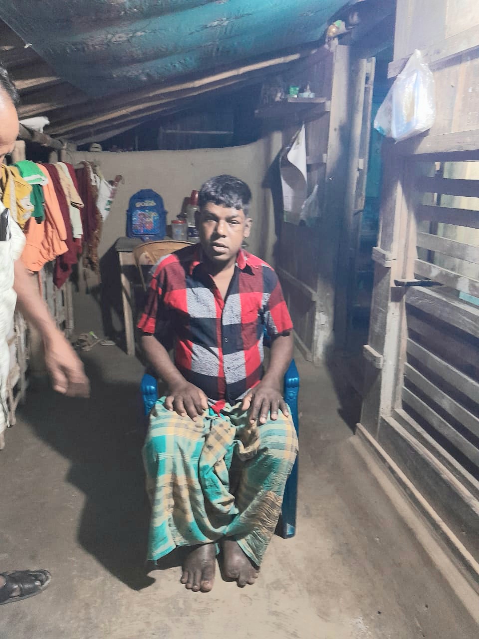 দারিদ্রতার কষাঘাতে পৃষ্ঠহয়ে মৃত্যু যেন উকি  মারছে  বারে বারে কালীগঞ্জের গোপাল দাসের জীবনে