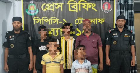 টেকনাফ কে কে পাড়া এলাকায় আব্দুল্লা ম্যানশনে র‍্যাব১৫ বিশেষ অভিযান পরিচালনা করে রোহিঙ্গা ক্যাম্প ১৩জনসহ স্থানীয় দুই জন আটক